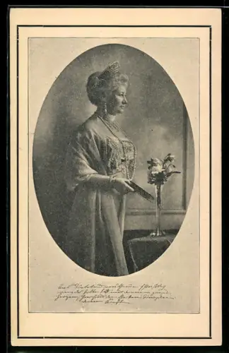 AK Kaiserin Auguste Victoria vor einem Tisch stehend mit einem Buch in der Hand