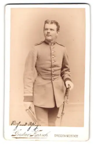 Fotografie Gustav Karsch, Dresden, Gr. Meissenerstrasse 17, Einjährig-Freiwilliger Richard Uhlig in Uniform
