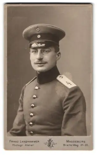 Fotografie Franz Langhammer, Magdeburg, Breite-Weg 21-22, Einjährig-Freiwilliger vom Inf.-Rgt. Nr. 4 mit Schirmmütze