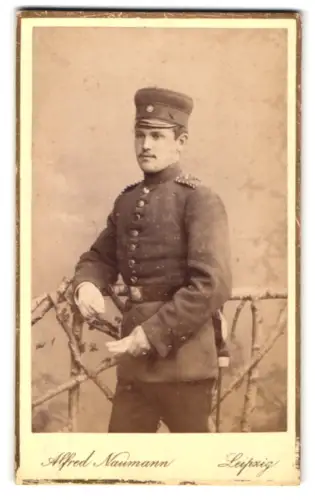 Fotografie Alfred Naumann, Leipzig, Dorotheenstrasse, Einjährig-Freiwilliger vom Regiment 134 mit Schirmmütze, Bajonett