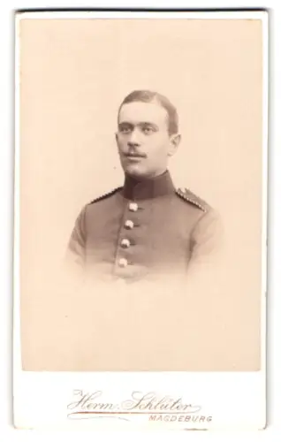 Fotografie Hermann Schlüter, Magdeburg, Ecke Breite Weg /Alte Ullrichstr., Einjährig-Freiwilliger Soldat in Uniform