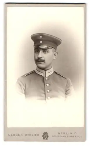 Fotografie Globus Atelier, Berlin, Rosenthalerstr. 27/31, Einjährig-Freiwilliger Garde-Uffz. in Uniform mit Schirmmütze