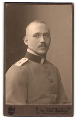 Fotografie Franz Beck, Magdeburg, Himmelreichstr. 15/16, Einjährig-Freiwilliger Unteroffizier vom Regiment 4 in Uniform