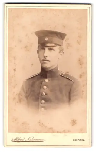 Fotografie Alfred Naumann, Leipzig, Dorotheenstrasse, Einjährig-Freiwilliger Gefreiter in Uniform mit Schirmmütze