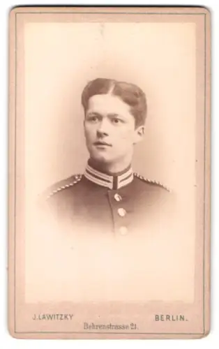 Fotografie J. Lawitzky, Berlin, Behrenstrasse 21, Einjährig-Freiwilliger Garde-Soldat Carl Saarmann, Berlin 1888