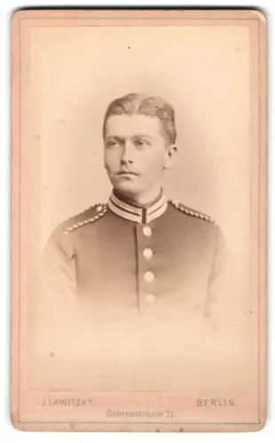 Fotografie J. Lawitzky, Berlin, Behrenstrasse 21, Einjährig-Freiwilliger Garde-Soldat Hugo Hartung in Uniform