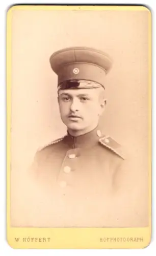 Fotografie W. Höffert, Leipzig, Schlossgasse 16, Einjährig-Freiwilliger Gefreiter in Uniform mit Schirmmütze