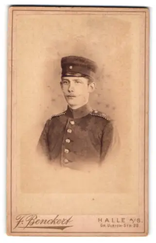 Fotografie F. Benckert, Halle a. S., Gr. Ulrich-Str. 28, Einjährig-Freiwilliger in Uniform mit Schirmmütze