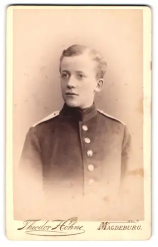 Fotografie Theodor Höhne, Magdeburg, Alte Ullrichstrasse 18, Garde-Soldat Walther Mueller in Uniform