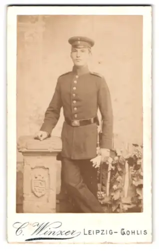 Fotografie C. Winzer, Leipzig-Gohlis, Äussere Halleschestr. 50, Soldat in Uniform mit Schirmmütze und Bajonett