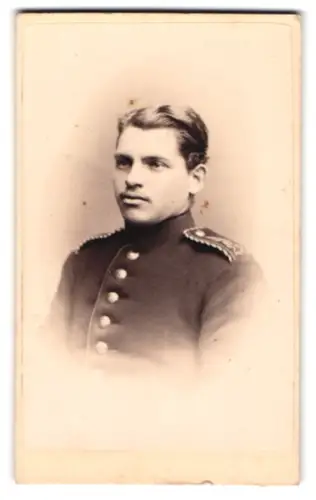 Fotografie Max Patzig, Freiberg, Ritterstr. 522, Einjährig-Freiwilliger vom Regiment Nr. 28 in Uniform