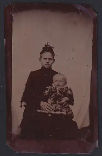 Fotografie Ferrotypie unbekannter Fotograf und Ort, Mutter mit Kind auf dem Schoss