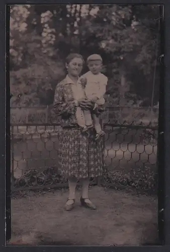 Fotografie Ferrotypie unbekannter Fotograf und Ort, Frau mit Kind im Garten
