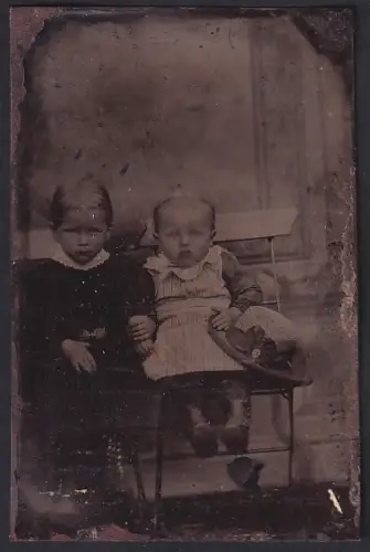 Fotografie Ferrotypie unbekannter Fotograf und Ort, Zwei Kinder auf einem Stuhl
