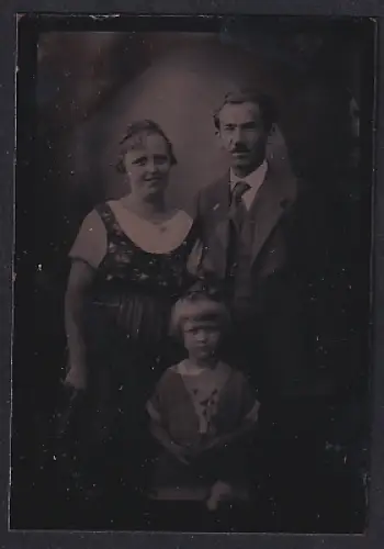Fotografie Ferrotypie unbekannter Fotograf und Ort, Familienporträt mit drei Personen