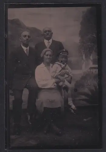 Fotografie Ferrotypie unbekannter Fotograf und Ort, Gruppenporträt einer Familie mit Kind