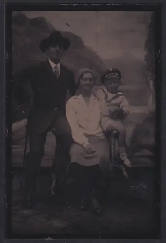 Fotografie Ferrotypie unbekannter Fotograf und Ort, Familienportrait mit Landschaftshintergrund