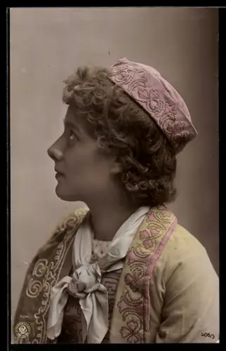 AK Frau mit Hut in traditioneller Kleidung