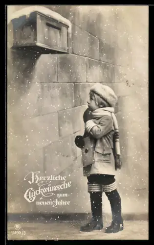 AK Kind in verschneitem Ort steht am Postkasten