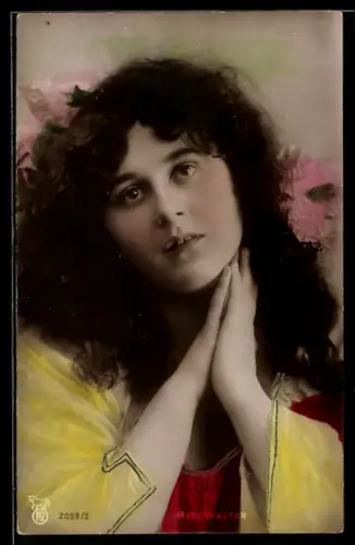 AK Reta Walter, Portrait mit gefalteten Händen