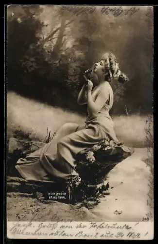 Foto-AK Atelier Reutlinger, Paris, junge Frau im Kleid sitzt am Seeufer und spielt Panflöte