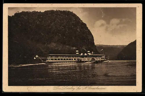 AK St. Goarshausen, Flussdampfer passiert die Loreley