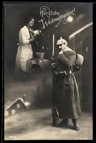 AK Soldat marschmässig ausgerüstet mit Gewehr und Bajonett denkt an seine Liebste