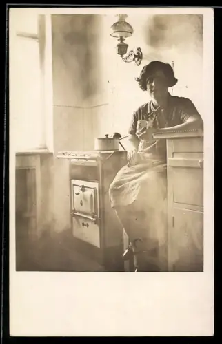 Foto-AK Köchin neben dem Ofen in der Küche