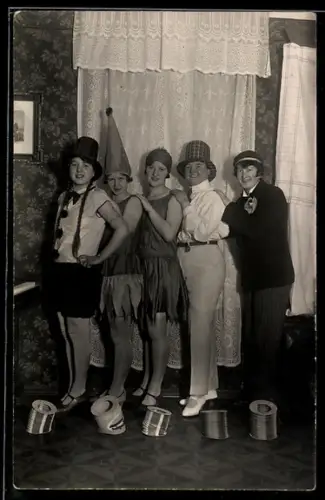 Foto-AK Junge Frauen zur Faschingszeit in Verkleidungen