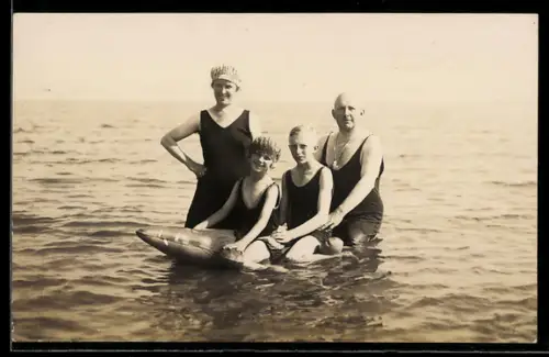 Foto-AK Familie beim Baden in der Nordsee vor Cuxhaven