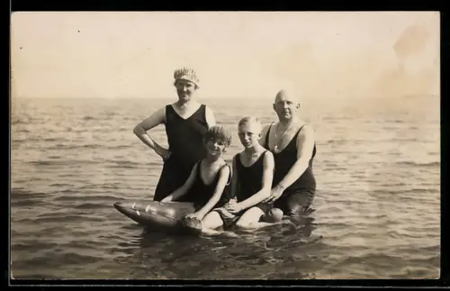 Foto-AK Familie beim Baden in der Nordsee vor Cuxhaven