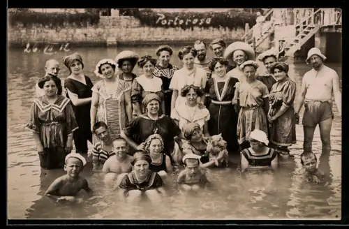 AK Männer und Frauen in verschiedenen Bademoden in Portorosa, Badeanzug