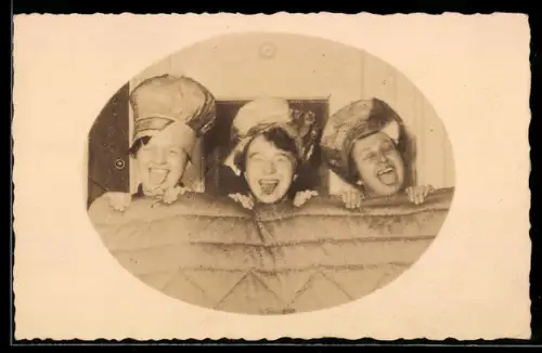 Foto-AK Kinder zur Faschingszeit in Verkleidungen