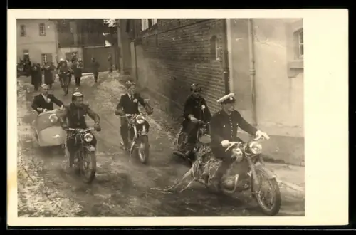 Foto-AK Motorradfahrer beim Karneval in Lommersum 1953