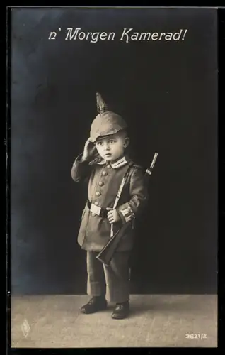 AK Kleiner Junge in Feldgrau Uniform mit Pickelhaube und Spielzeuggewehr, Kinder Kriegspropaganda