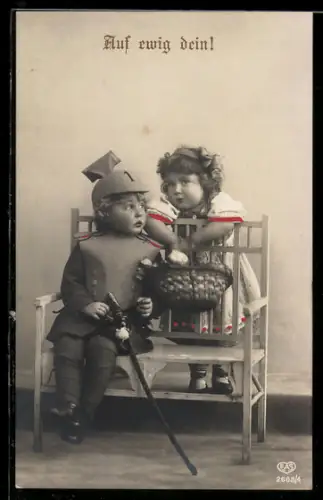 AK Mädchen in Ulanen-Uniform vom Regiment Nr. 1 mit Tschapka und Säbel, zweites Mädchen mit Blumenkorb