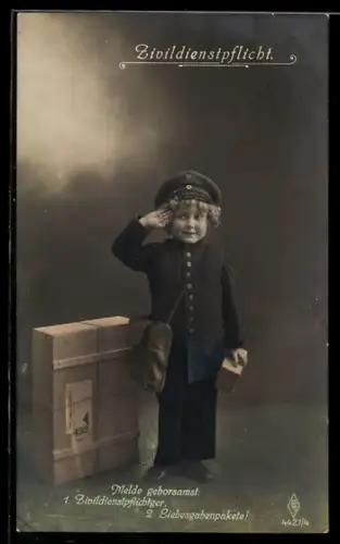 AK Kleines Mädchen in Postbotenuniform mit Posttasche salutiert, Kinder Kriegspropaganda