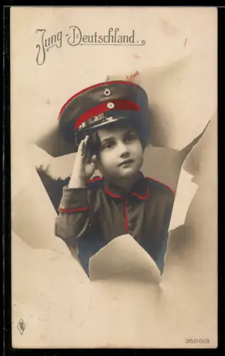 AK Kind in Uniform mit Schirmmütze salutiert, Kinder Kriegspropaganda
