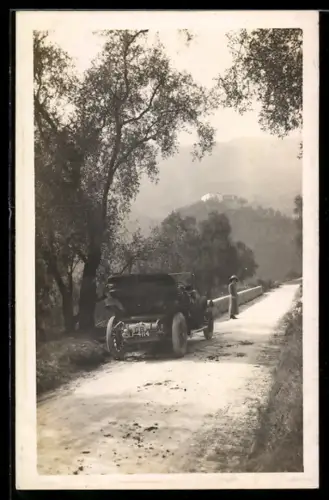 AK Britisches Auto mit Kennzeichen LF-4114 auf einer Bergstrasse