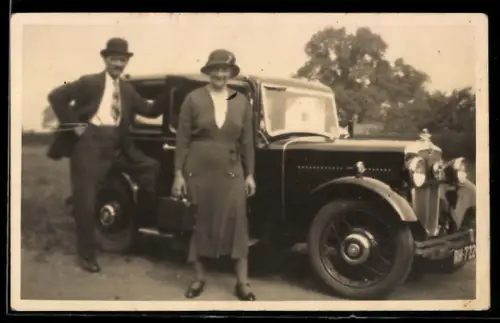 Foto-AK Auto mit Kennzeichen RH-722 und Paar bei einer Ausfahrt