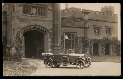 Foto-AK Auto, offener Wagen vor der Storeleish Abbey