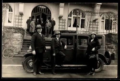 AK Bad Kissingen, Auto mit zwei Herren und einer Dame vor einem Anwesen