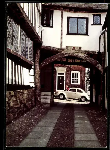 AK VW Käfer Auto durch eine Hofeinfahrt betrachtet