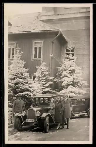 Foto-AK Auto mit Kennzeichen III-29631 mit Familie im Winter vor dem Wohnhaus