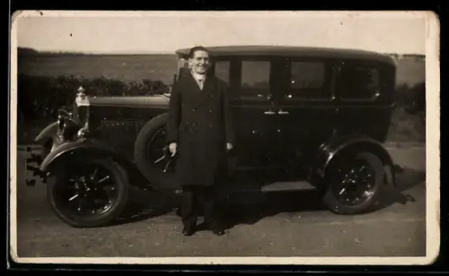 Foto-AK Auto in Seitenansicht mit Fahrer auf einer Landstrasse