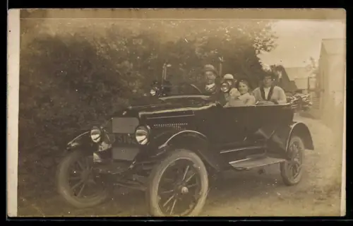 Foto-AK Auto mit Kennzeichen NB-5162 mit Familie bei einer Ausfahrt