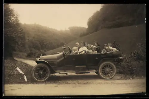 Foto-AK Auto mit einer Gesellschaft bei einer Ausfahrt