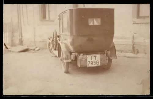 Foto-AK Auto mit Kennzeichen IT 7956 in Heckansicht