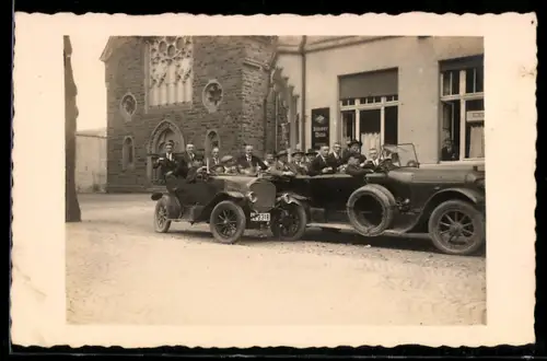 Foto-AK Auto mit Kennzeichen IZ-3318 und Kraftwagen bei einem Fern-Ausflug 1926, Schild Sünner-Bräu