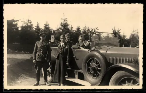 Foto-AK Auto und Angehöriger des Deutschen Luftsport-Verbandes bei einer Ausfahrt in Waldgebiet